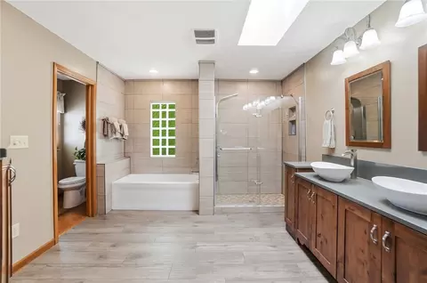 Bath - 2178 Baldwin Dr, Centerville, OH 45459 photo 3 of 10