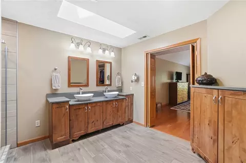 Bath - 2178 Baldwin Dr, Centerville, OH 45459 photo 7 of 10