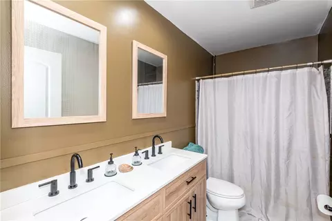 Bath - 155 Glenburn Dr, Centerville, OH 45459 photo 5 of 6