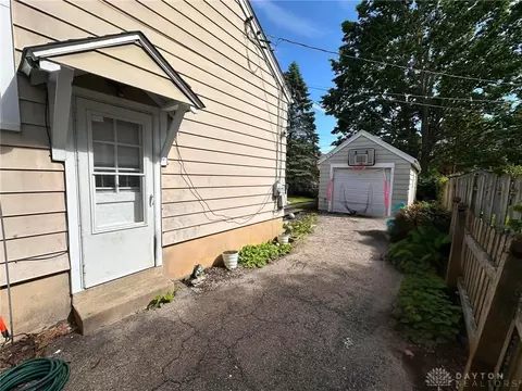 Exterior - 812 Buckingham Rd, Kettering, OH 45419 photo 1 of 7