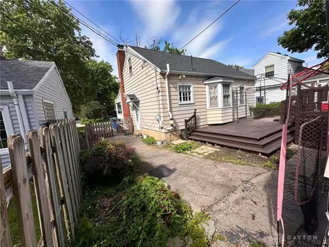 Exterior - 812 Buckingham Rd, Kettering, OH 45419 photo 2 of 7
