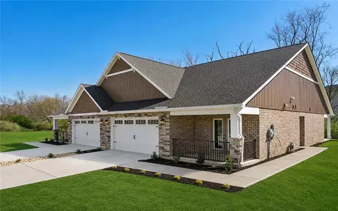 5019 Waterford Ln, Middletown, OH 45042