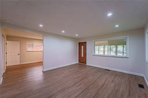 Living - 260 Indiana Ave, Springfield, OH 45505 photo 2 of 3