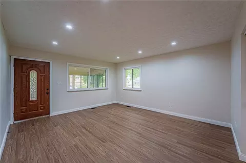 Living - 260 Indiana Ave, Springfield, OH 45505 photo 1 of 3