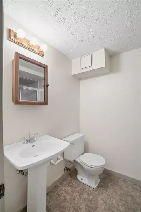 Bath - 4852 Eck Rd, Middletown, OH 45042 photo 11 of 13