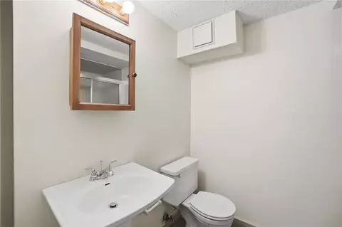 Bath - 4852 Eck Rd, Middletown, OH 45042 photo 10 of 13