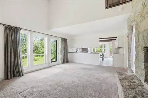 Living - 4852 Eck Rd, Middletown, OH 45042 photo 4 of 12