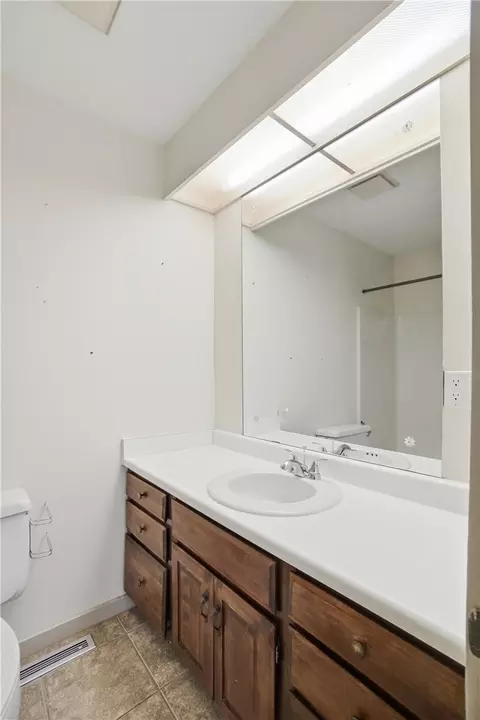 Bath - 4852 Eck Rd, Middletown, OH 45042 photo 2 of 13