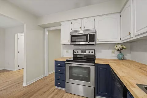 Kitchen - 76 Cranston Ct, Centerville, OH 45458 photo 3 of 4