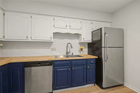 Kitchen - 76 Cranston Ct, Centerville, OH 45458 photo 2 of 4