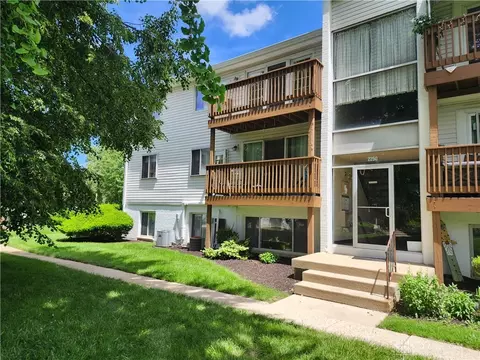 2250 Coach Dr #E, Kettering, OH 45440