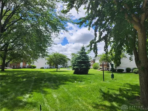 Exterior - 2250 Coach Dr #E, Kettering, OH 45440 photo 4 of 5