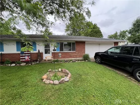 304 Sunset Dr, New Carlisle, OH 45344