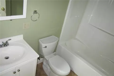 Bath - 1448 Southlyn Dr, Kettering, OH 45409 photo 1 of 3