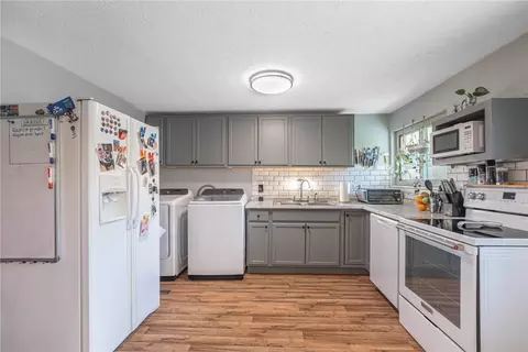 Kitchen - 1572 Lanbury Dr, Kettering, OH 45439 photo 1 of 2