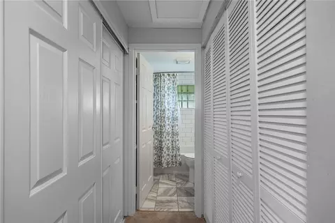 Entry Way - 1572 Lanbury Dr, Kettering, OH 45439 photo 2 of 2