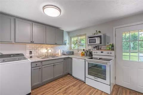 Kitchen - 1572 Lanbury Dr, Kettering, OH 45439 photo 2 of 2