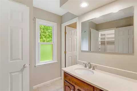 Bath - 5003 Lausanne Dr, Centerville, OH 45458 photo 2 of 5