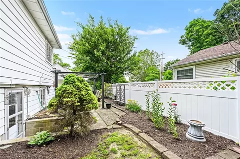 Exterior - 1537 Marilyn Ave, Kettering, OH 45420 photo 5 of 11