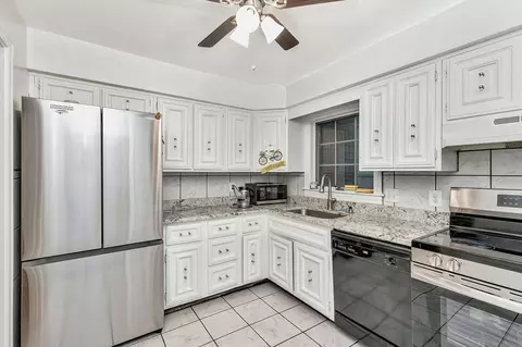 Kitchen - 2933 Boudinot Ave, Cincinnati, OH 45238 photo 2 of 3