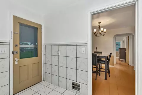 Entry Way - 2933 Boudinot Ave, Cincinnati, OH 45238 photo 1 of 2