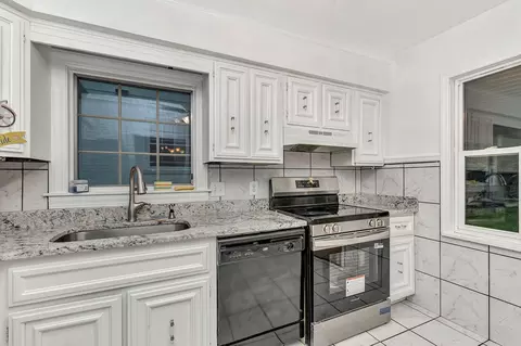 Kitchen - 2933 Boudinot Ave, Cincinnati, OH 45238 photo 3 of 3