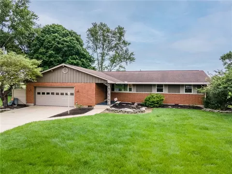 6065 Country Estates Dr, Tipp City, OH 45371