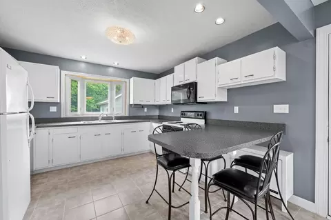 Kitchen - 1909 E Bataan Dr, Kettering, OH 45420 photo 1 of 7