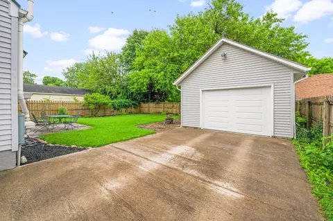 Exterior - 1909 E Bataan Dr, Kettering, OH 45420 photo 4 of 18