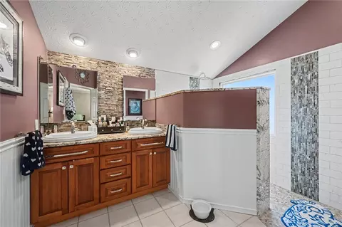 Bath - 65 Bateman Ct, Springboro, OH 45066 photo 2 of 6