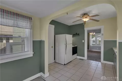 Entry Way - 2702 Maplewood Ave, Springfield, OH 45505 photo 3 of 5