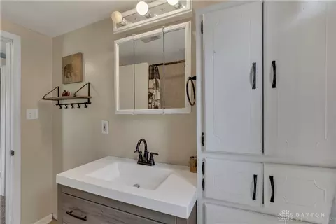 Bath - 2702 Maplewood Ave, Springfield, OH 45505 photo 2 of 3