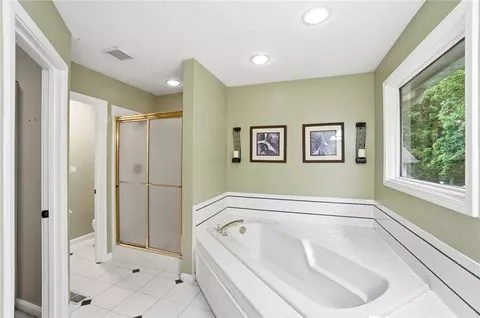 Bath - 6470 Hollowview Trl, Centerville, OH 45459 photo 3 of 6