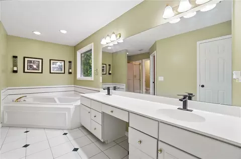 Bath - 6470 Hollowview Trl, Centerville, OH 45459 photo 2 of 6
