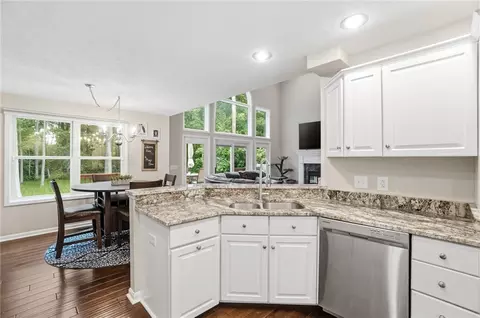 Kitchen - 6470 Hollowview Trl, Centerville, OH 45459 photo 7 of 8