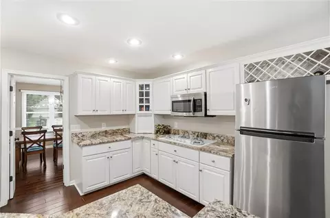 Kitchen - 6470 Hollowview Trl, Centerville, OH 45459 photo 1 of 8
