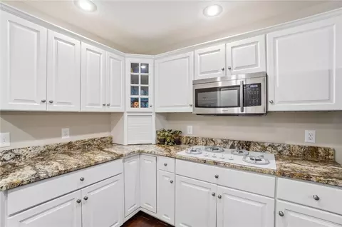 Kitchen - 6470 Hollowview Trl, Centerville, OH 45459 photo 4 of 8