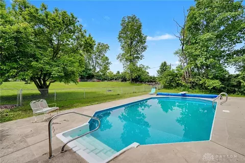 Exterior - 2105 Cheviot Hills Dr, Springfield, OH 45505 photo 5 of 11