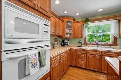 Kitchen - 2105 Cheviot Hills Dr, Springfield, OH 45505 photo 5 of 7