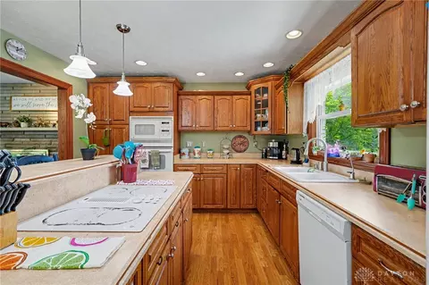 Kitchen - 2105 Cheviot Hills Dr, Springfield, OH 45505 photo 4 of 7