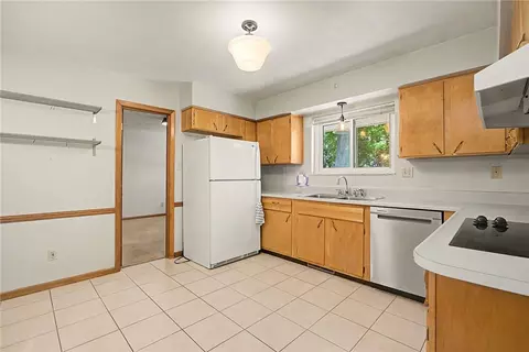 Kitchen - 151 Ashford Dr, Centerville, OH 45459 photo 4 of 5