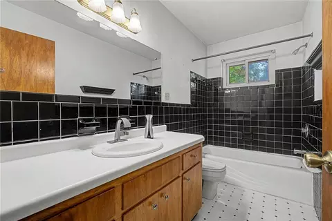 Bath - 151 Ashford Dr, Centerville, OH 45459 photo 2 of 3
