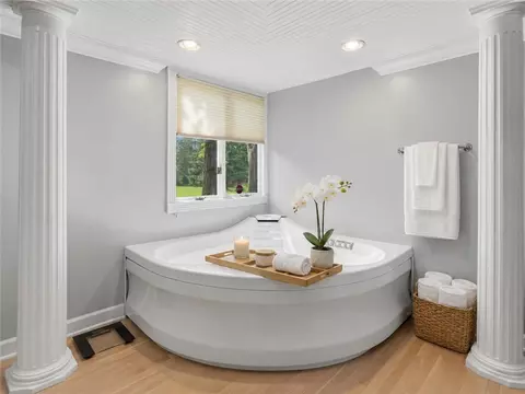 Bath - 1511 Lindenhurst Dr, Centerville, OH 45459 photo 2 of 4