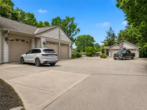 Exterior - 1511 Lindenhurst Dr, Centerville, OH 45459 photo 4 of 5