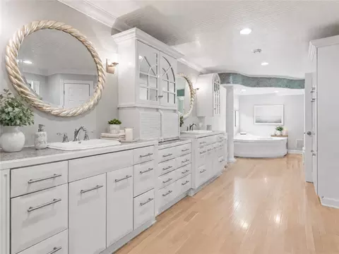 Bath - 1511 Lindenhurst Dr, Centerville, OH 45459 photo 1 of 4