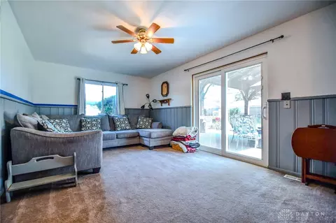 Living - 1118 Sharewood Ct, Kettering, OH 45429 photo 2 of 5
