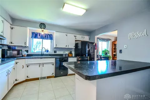 Kitchen - 1118 Sharewood Ct, Kettering, OH 45429 photo 2 of 2