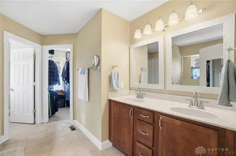 Entry Way - 260 California Ave, Springfield, OH 45505 photo 5 of 7