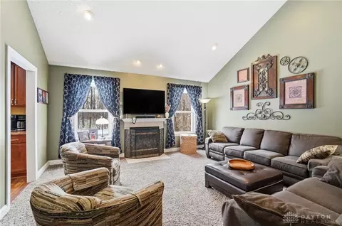 Living - 260 California Ave, Springfield, OH 45505 photo 2 of 2