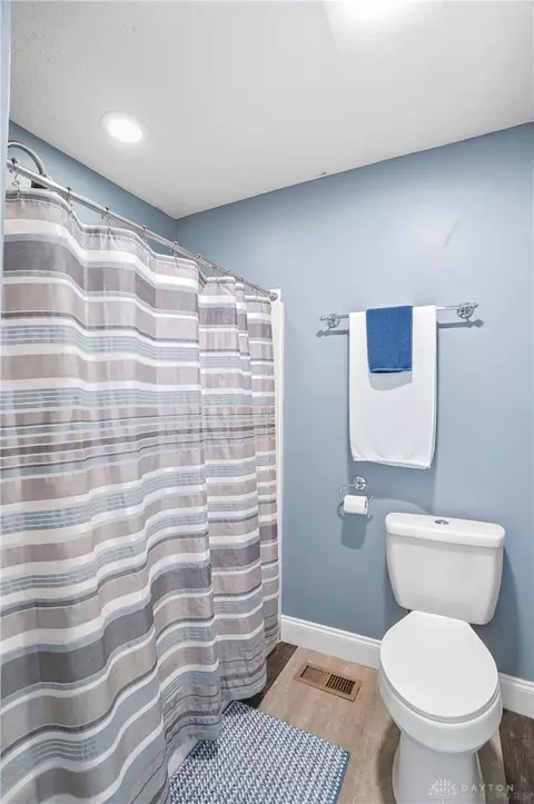 Bath - 260 California Ave, Springfield, OH 45505 photo 7 of 9